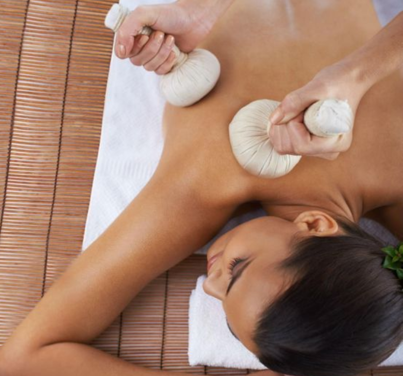 Massage aux pochons chauds